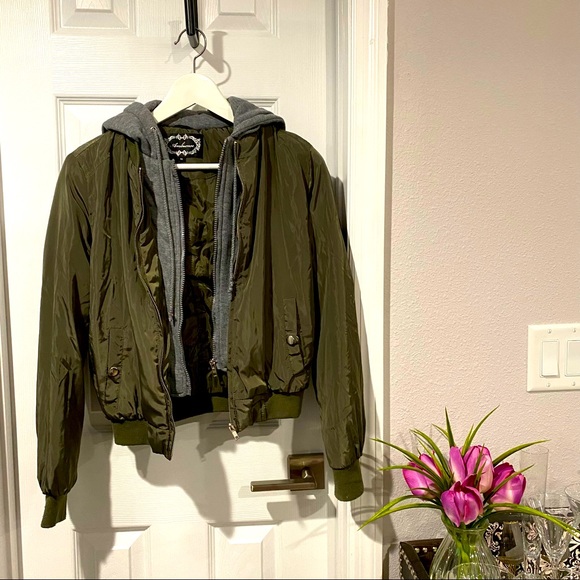Ambiance Apparel Green Bomber Jacket (Size M) 🌹 - Picture 7 of 16